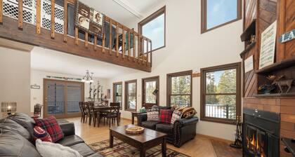 Perfect 3 bedroom family home, views, game room, pet friendly!