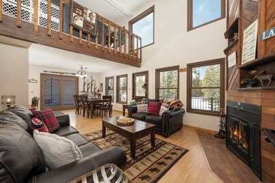 Perfect 3 bedroom family home, views, game room, pet friendly!