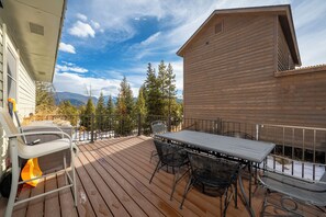 Outdoor dining - Perfect 3 bedroom family home, views, game room, pet friendly! (Grand Lake)