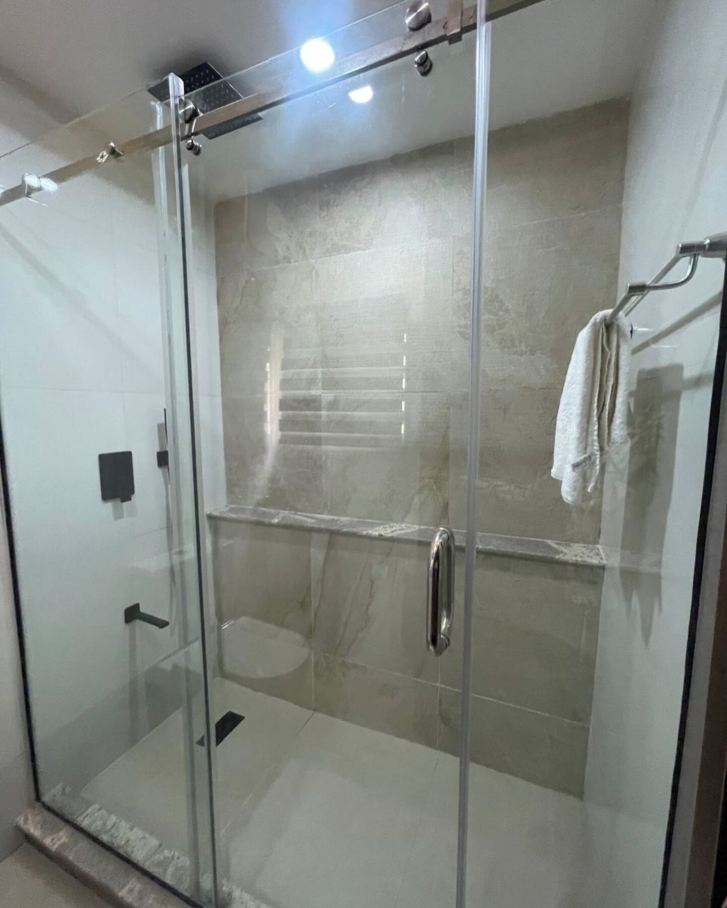 Habitación Deluxe, balcón, vista a la ciudad | Baño | Amenidades de baño gratuitas, secadora de cabello, toallas, jabón 