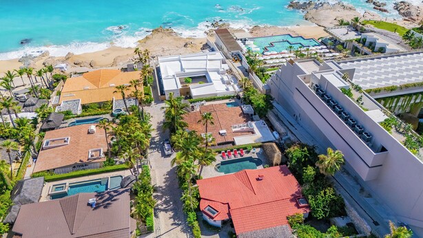 An aerial view of a resort with multiple buildings, a beach, and a swimming pool. - Los Cabos Villa Steps to Beautiful Beach | Private Pool & Ocean Views (Turistico Corredor)