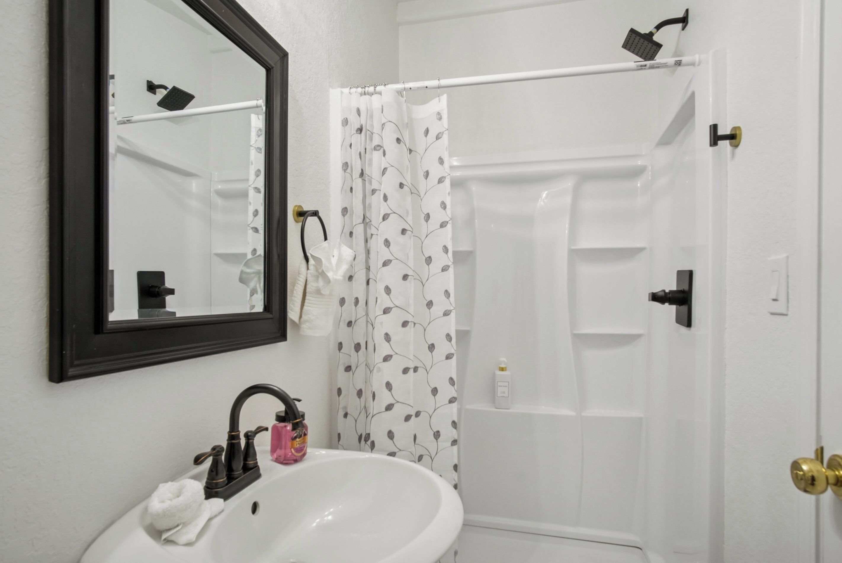 Apartment (1 Bedroom) | Bathroom | Shower, hair dryer, towels, shampoo