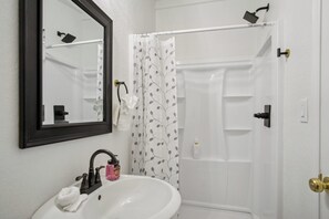 Apartment (1 Bedroom) | Badezimmer