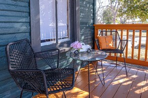 Porch - Cozy Historic Gem: 5 Mins to Downtown SA (San Antonio)