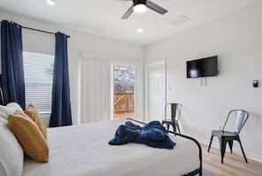 4 bedrooms, laptop workspace, iron/ironing board, bed sheets - Minutes to Downtown: Spacious 4br/3ba Historic Gem (San Antonio)