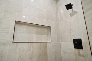 Casa (4 Bedrooms) | Baño | Ducha y bañera combinadas y toallas