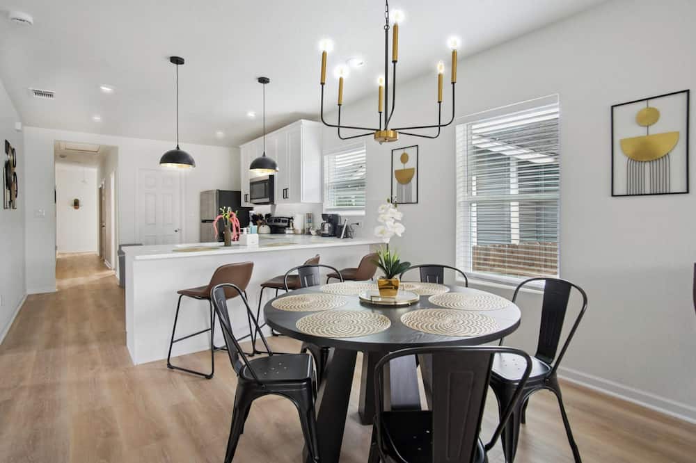 Minutes to Downtown: Spacious 4br/3ba Historic Gem