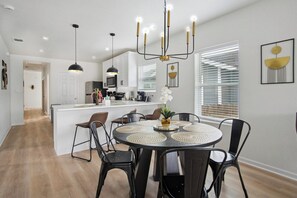 Casa (4 Bedrooms) | Servicio de comidas en la habitación