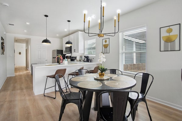 In-room dining - Minutes to Downtown: Spacious 4br/3ba Historic Gem (San Antonio)