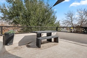 Outdoor dining - Gladeview Dr (Austin)