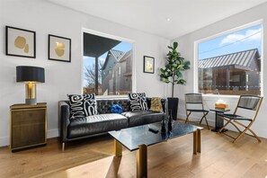 Living area - Gladeview Dr (Austin)