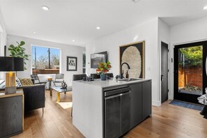 Interior - Gladeview Dr (Austin)