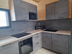 Fridge, microwave, oven, stovetop - THĒNA | Chalet d'Exception Spa & Montagne (Jacuzzi & Love room) (Fraroz)