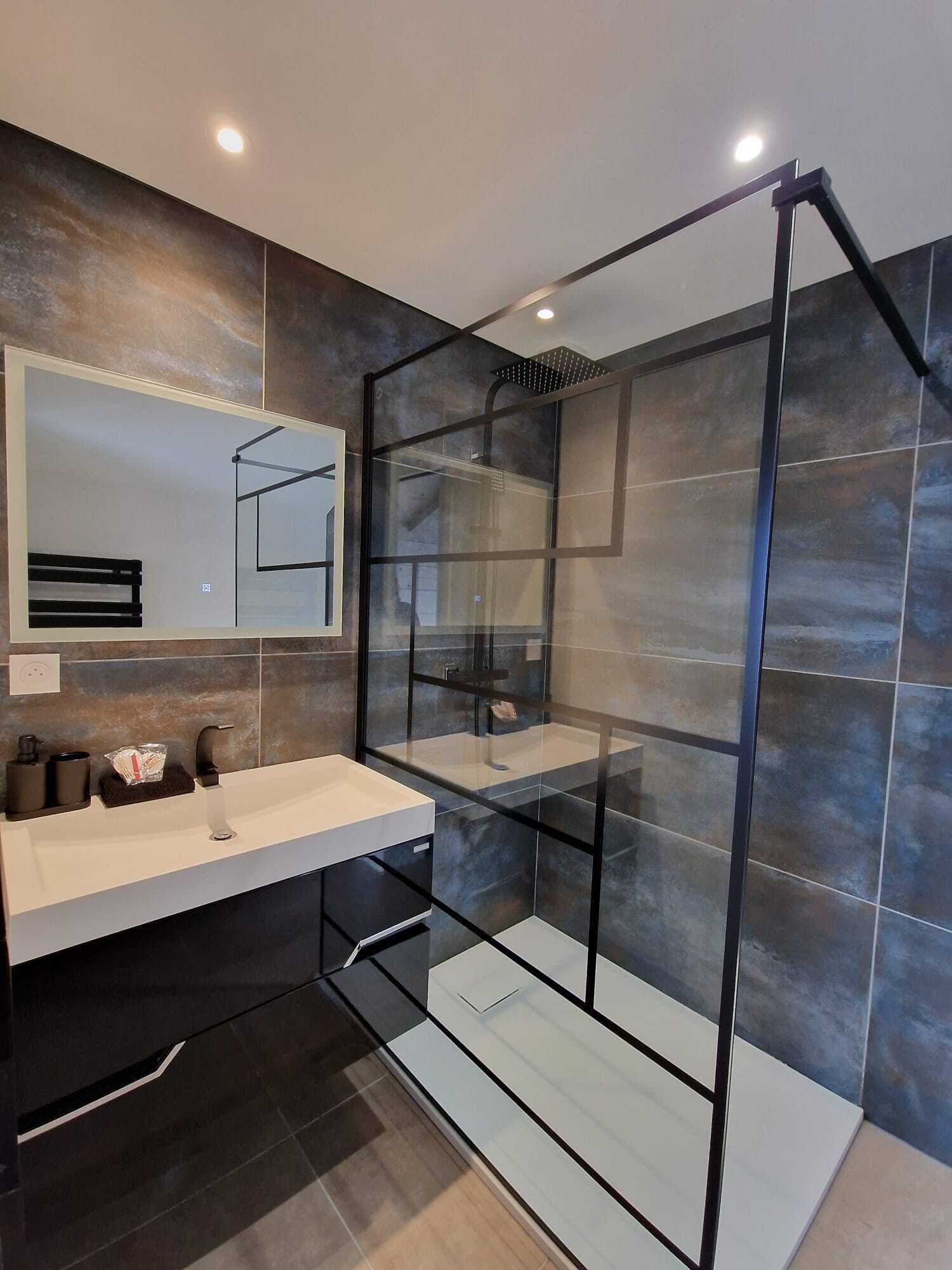 Douche, baignoire à jets, sèche-cheveux, serviettes fournies