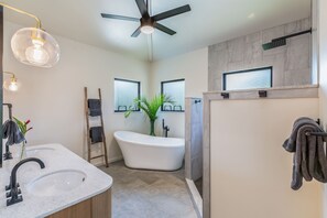 Shower, hair dryer, towels - Hale Hou Nanea: 4  BR, 3.5  BA House in Princeville, Sleeps 10 (Princeville)