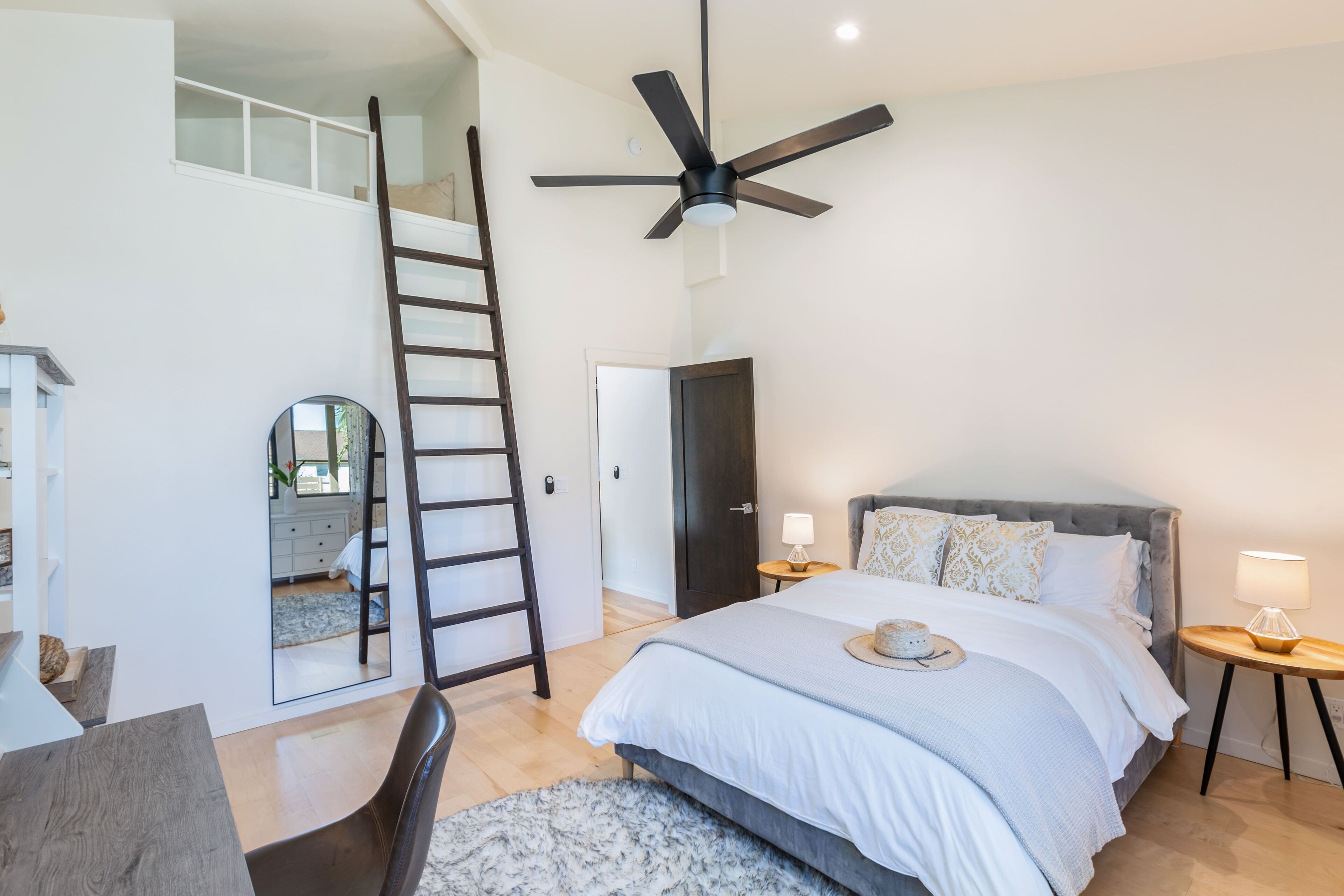 4 bedrooms, desk, iron/ironing board, WiFi