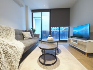 TV, offices - Spacious 2BR2BA apt Melbourne Gym Pool Parking (Melbourne)