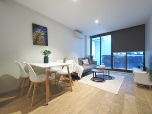 TV, offices - Spacious 2BR2BA apt Melbourne Gym Pool Parking (Melbourne)