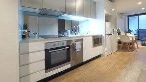 Eine moderne Küche mit Edelstahlgeräten, einem Backofen und einer Mikrowelle.
