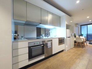 Fridge, microwave, oven, stovetop - Spacious 2BR2BA apt Melbourne Gym Pool Parking (Melbourne)