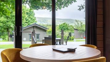 Luxury Cabin | Dining