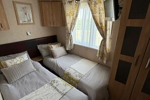 2 bedrooms, WiFi - Meadow Lakes 76 - Golden Palm Resort (Skegness)