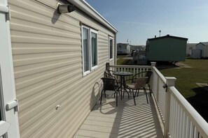 Outdoor dining - Meadow Lakes 82 - Golden Palm Resort (Skegness)