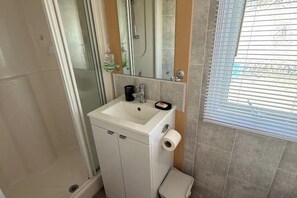 Shower - Meadow Lakes 82 - Golden Palm Resort (Skegness)