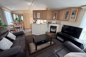 Living area - Meadow Lakes 82 - Golden Palm Resort (Skegness)