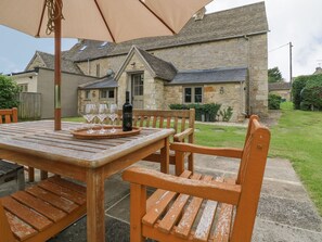 Outdoor dining - Gardeners Cottage (Chipping Norton)