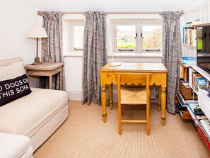 Living area - Gardeners Cottage (Chipping Norton)
