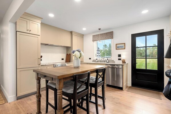 Frigorifero, microonde, forno, piano cottura