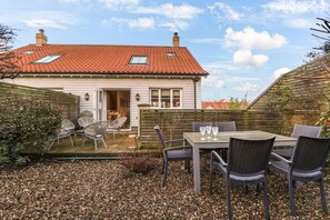 Outdoor dining - Lavender House - North East Escapes (Alnmouth)