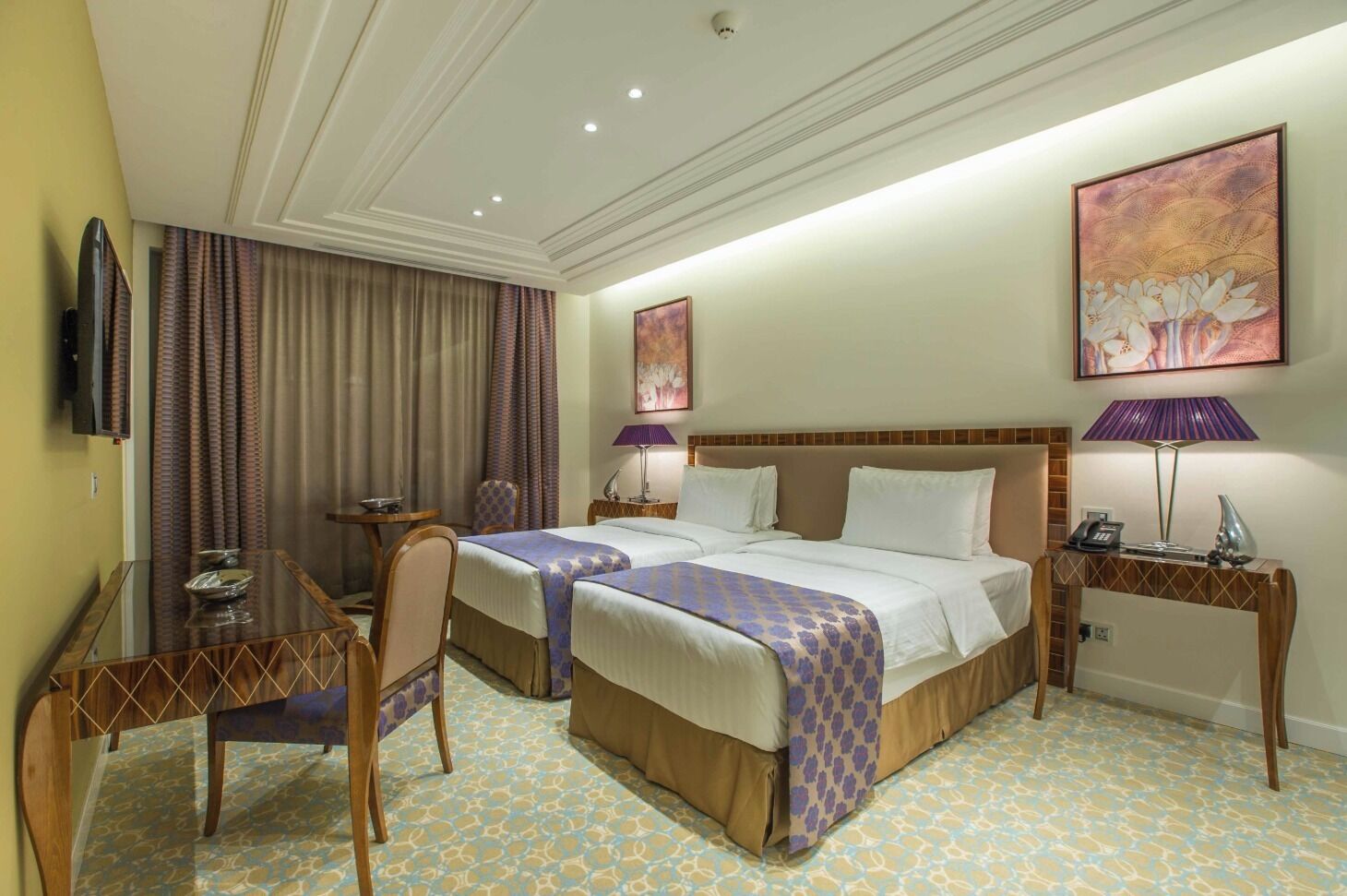 Een bureau, een strijkplank/strijkijzer, gratis wifi