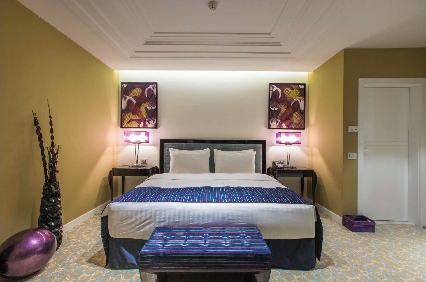 Een bureau, een strijkplank/strijkijzer, gratis wifi