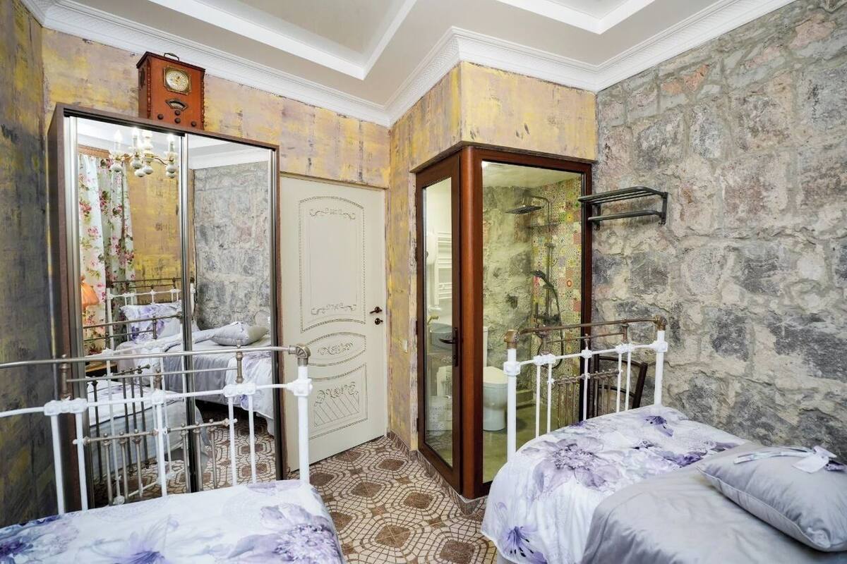 Economy Twin Room, Courtyard View | Iron/ironing board, free WiFi