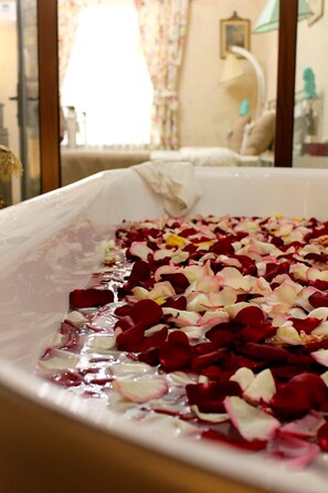 高级双床房 | 浴室 | 吹风机、拖鞋、毛巾、肥皂