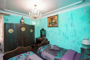 Classic-Zweibettzimmer, Blick auf den Innenhof | Bügeleisen/Bügelbrett, kostenloses WLAN