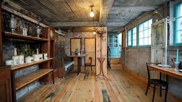 Refrigerador, microondas, placa de cocina, utensilios de cocina