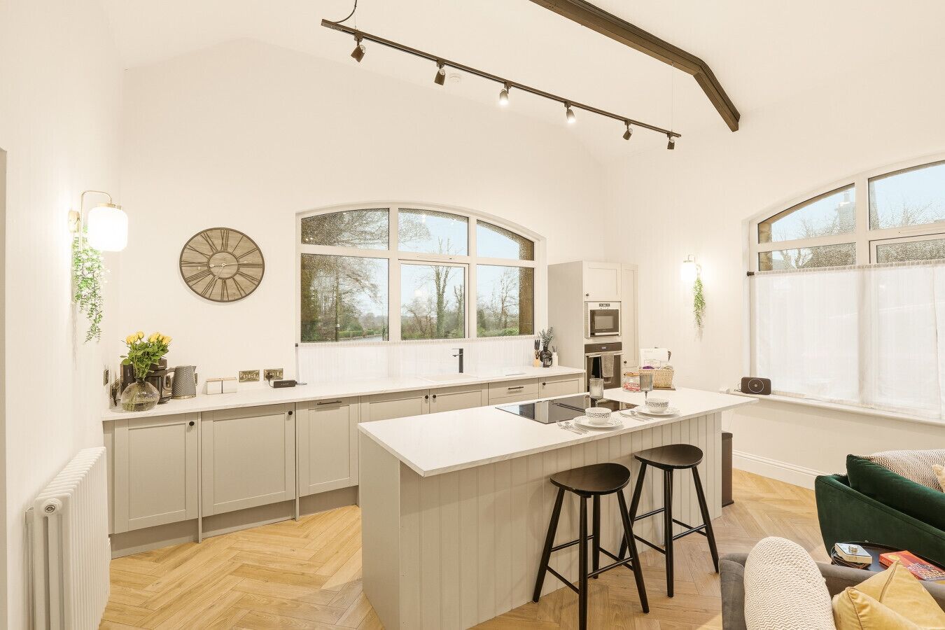 Kjøleskap, mikrobølgeovn, ovn og oppvaskmaskin