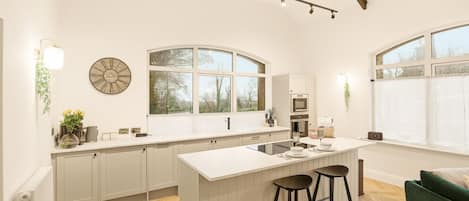 Kjøleskap, mikrobølgeovn, ovn og oppvaskmaskin