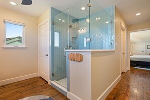 Shower, jetted bath, towels - Seagrape - Amazing beachfront, large lot, loaded with amentities! (Crystal Beach)