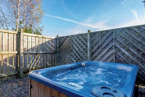 Classic Cabin | Outdoor spa tub - Landal Woodland Lakes (Thirsk)