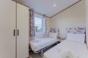 Classic Cabin, Lake View - Landal Woodland Lakes (Thirsk)