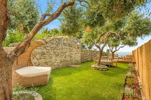 asa Tre Uliva – The Elegance of Silence, the Luxury of the GenuineIn the most authentic heart of Corniglia, Casa Tre Uliva comes to life in 2025: a high-end guesthouse that redefines the concept of hospitality in the Cinque Terre. Four charming rooms, 