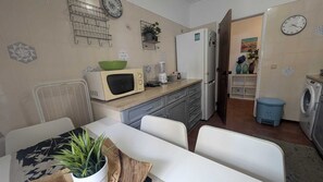 Fridge, microwave, oven, stovetop - Costa Charm (Costa da Caparica)