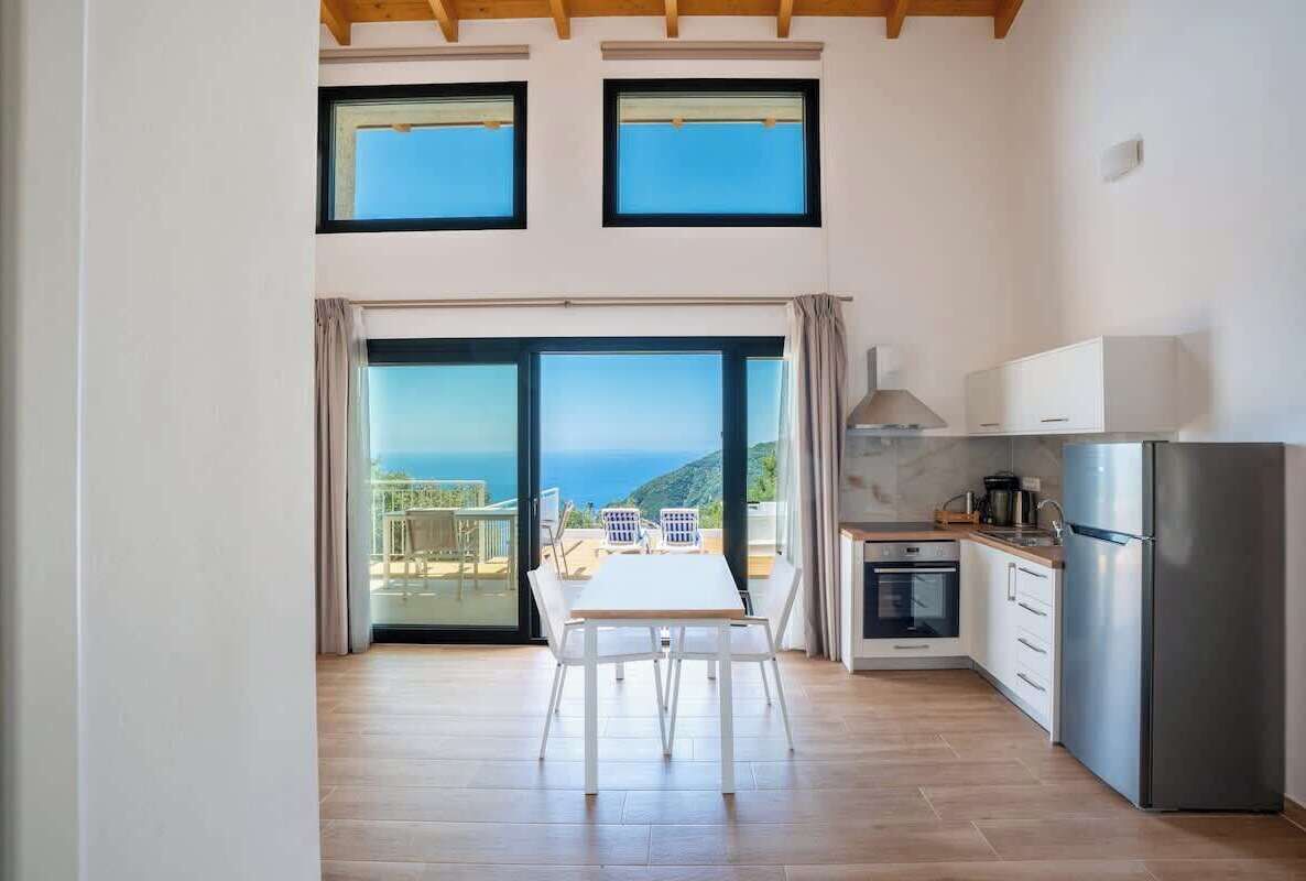 Fridge, oven, stovetop, coffee/tea maker