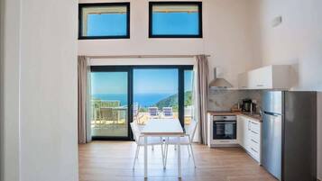Fridge, oven, stovetop, coffee/tea maker