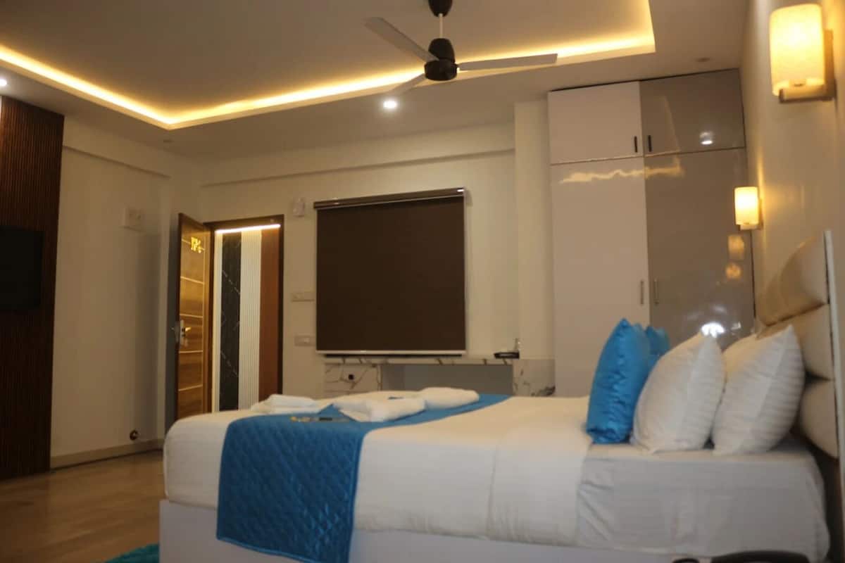 Suite | Desk, laptop workspace