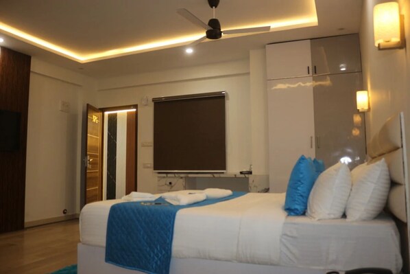 Suite | Skrivebord og skrivebord for bærbar PC